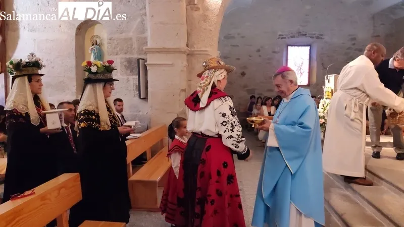 Misa en honor a la Virgen del Rosario oficiada por el obispo José Luis Retana en Valderrodrigo / CORRAL 