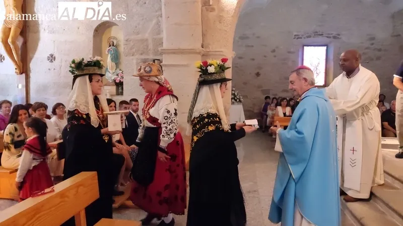 Misa en honor a la Virgen del Rosario oficiada por el obispo José Luis Retana en Valderrodrigo / CORRAL 