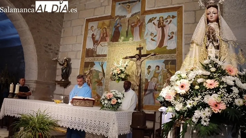 Misa en honor a la Virgen del Rosario oficiada por el obispo José Luis Retana en Valderrodrigo / CORRAL 