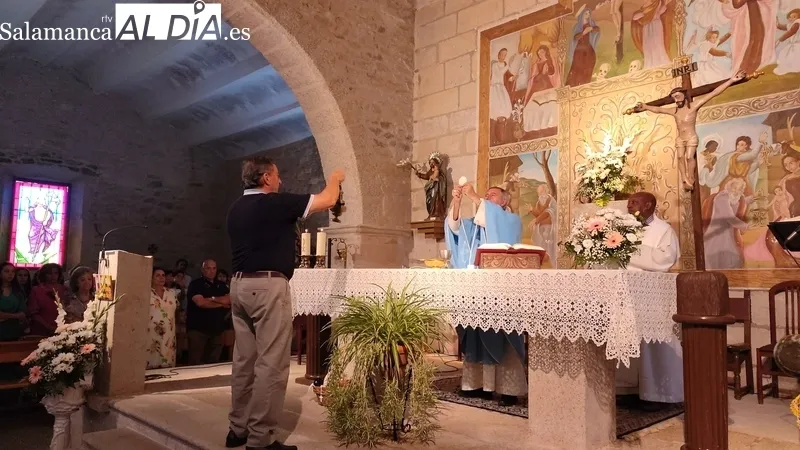 Misa en honor a la Virgen del Rosario oficiada por el obispo José Luis Retana en Valderrodrigo / CORRAL 