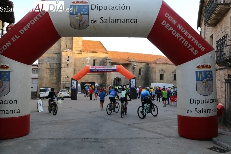 Un centenar de corredores tomaban la salida este domingo en la VII Arribes Race de Aldeadávila / CORRAL