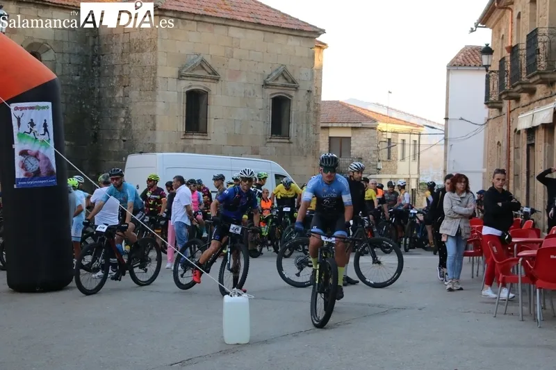 Un centenar de corredores tomaban la salida este domingo en la VII Arribes Race de Aldeadávila / CORRAL