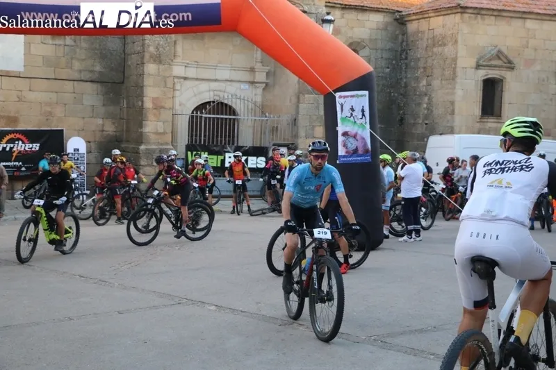 Un centenar de corredores tomaban la salida este domingo en la VII Arribes Race de Aldeadávila / CORRAL