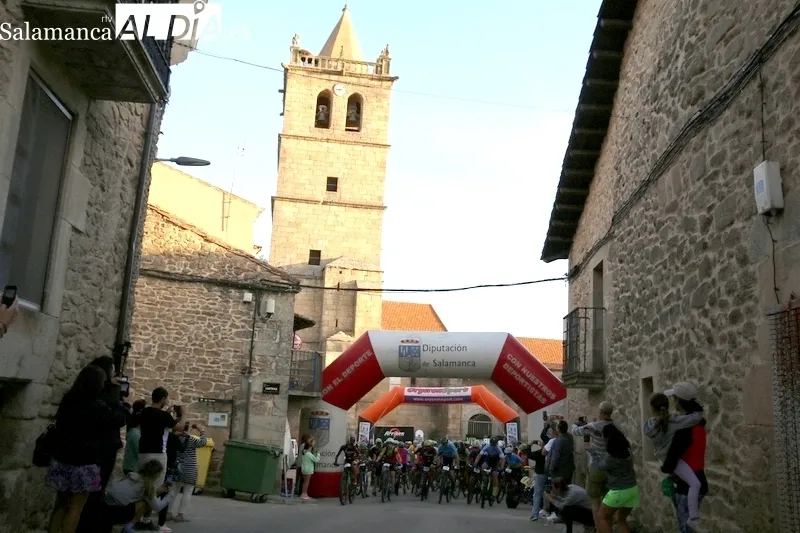 Un centenar de corredores tomaban la salida este domingo en la VII Arribes Race de Aldeadávila / CORRAL