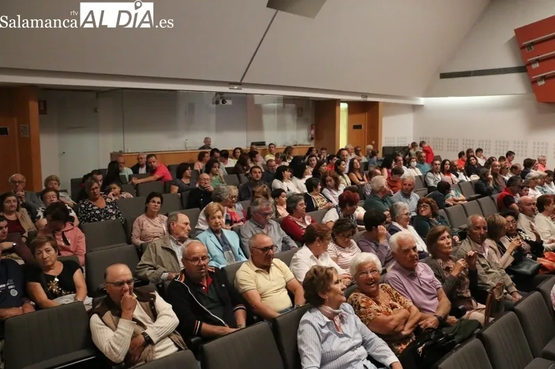 Representación de 'La edad del pavosaurio' por el grupo de teatro de El Cubo de Don Sancho en Vitigudino / CORRAL