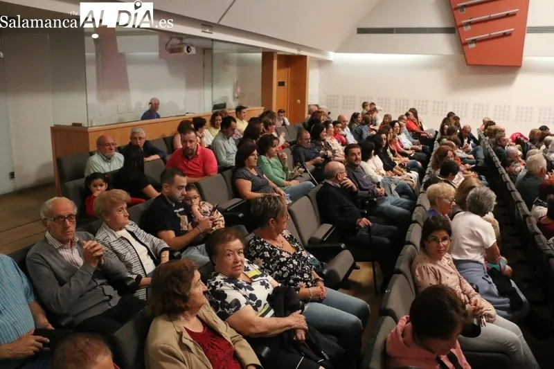 Representación de 'La edad del pavosaurio' por el grupo de teatro de El Cubo de Don Sancho en Vitigudino / CORRAL