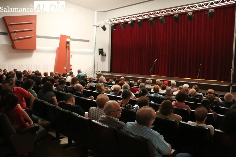 Representación de 'La edad del pavosaurio' por el grupo de teatro de El Cubo de Don Sancho en Vitigudino / CORRAL
