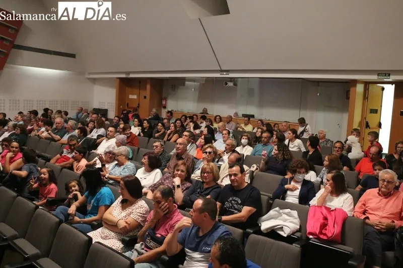 Representación de 'La edad del pavosaurio' por el grupo de teatro de El Cubo de Don Sancho en Vitigudino / CORRAL