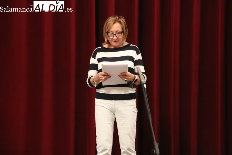 Representación de 'La edad del pavosaurio' por el grupo de teatro de El Cubo de Don Sancho en Vitigudino / CORRAL