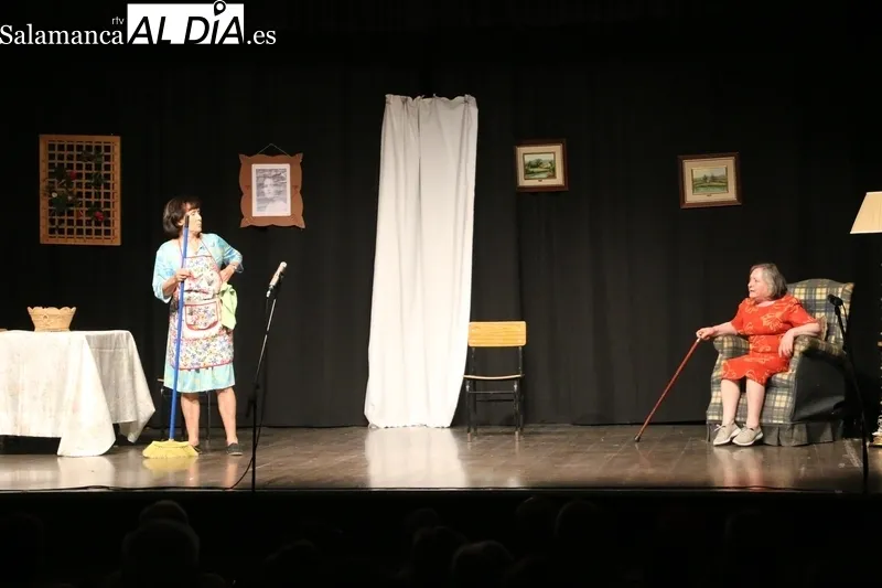 Representación de 'La edad del pavosaurio' por el grupo de teatro de El Cubo de Don Sancho en Vitigudino / CORRAL