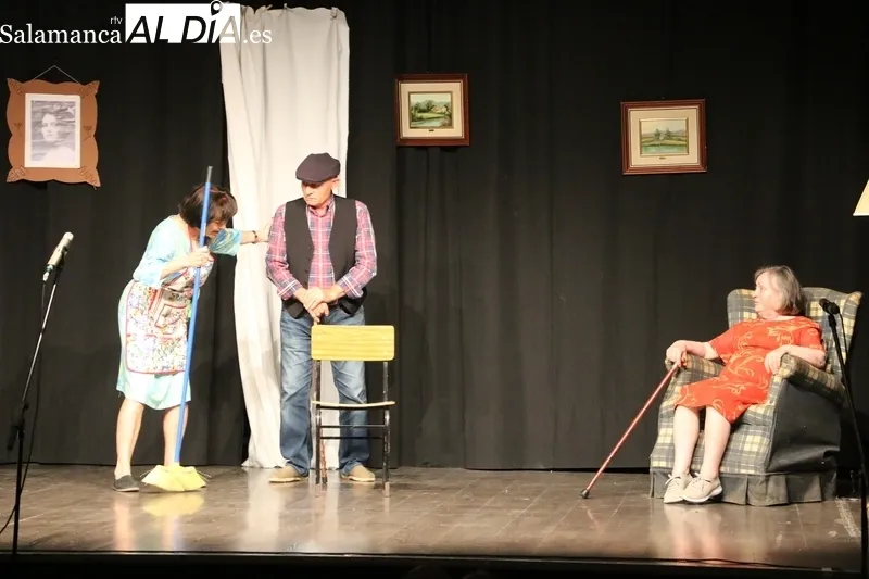 Representación de 'La edad del pavosaurio' por el grupo de teatro de El Cubo de Don Sancho en Vitigudino / CORRAL