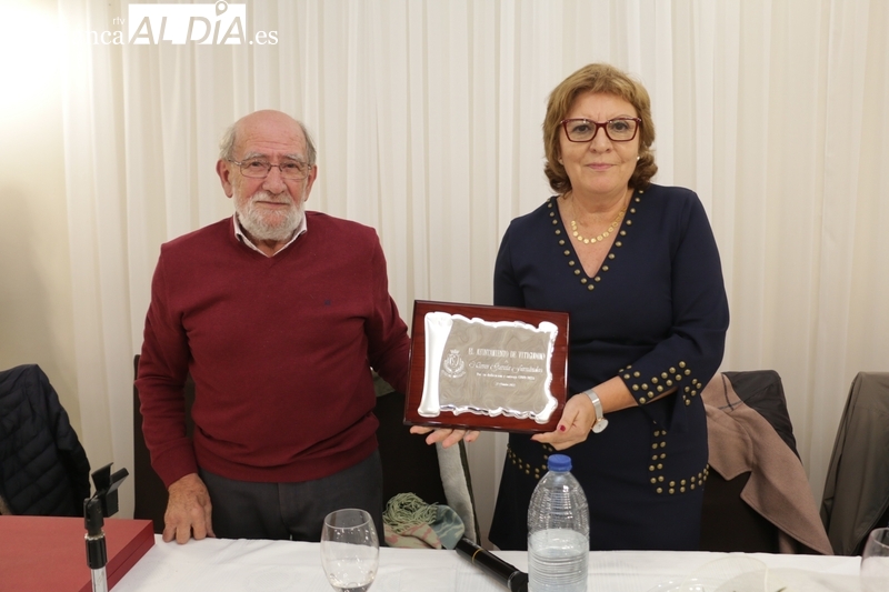 Nieves García recibía de manos del alcalde de Vitigudino, Javier Muñiz, una placa en reconocimiento a su dedicación como enfermera en esta localidad 44 años / CORRAL 