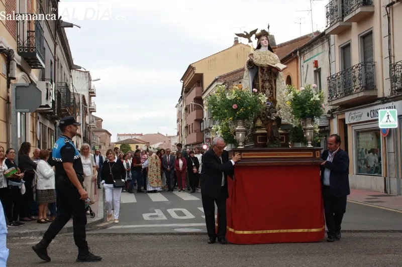 La imagen de Santa Teresa procesionaba este domingo en Peñaranda