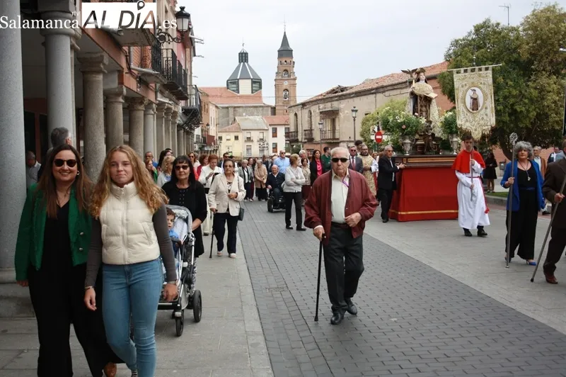 La imagen de Santa Teresa procesionaba este domingo en Peñaranda