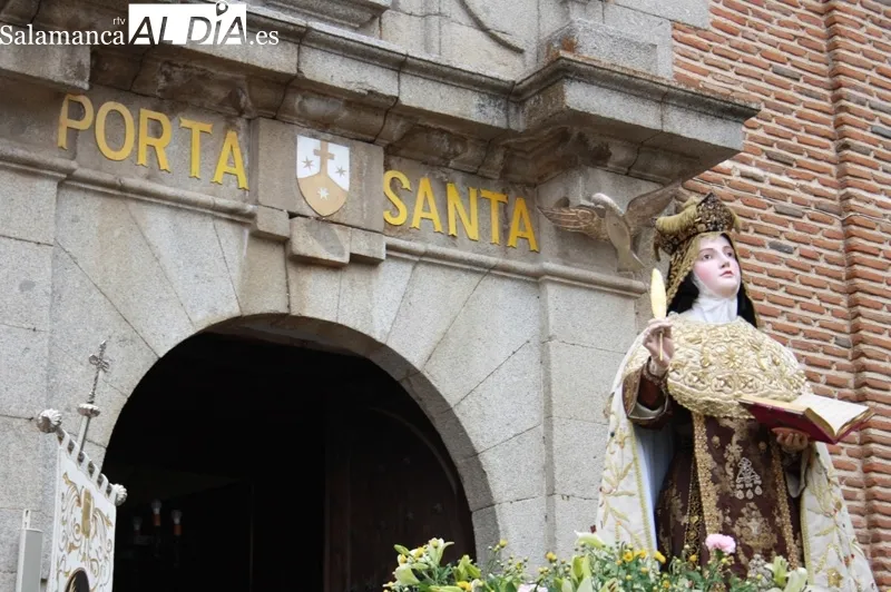 La imagen de Santa Teresa procesionaba este domingo en Peñaranda