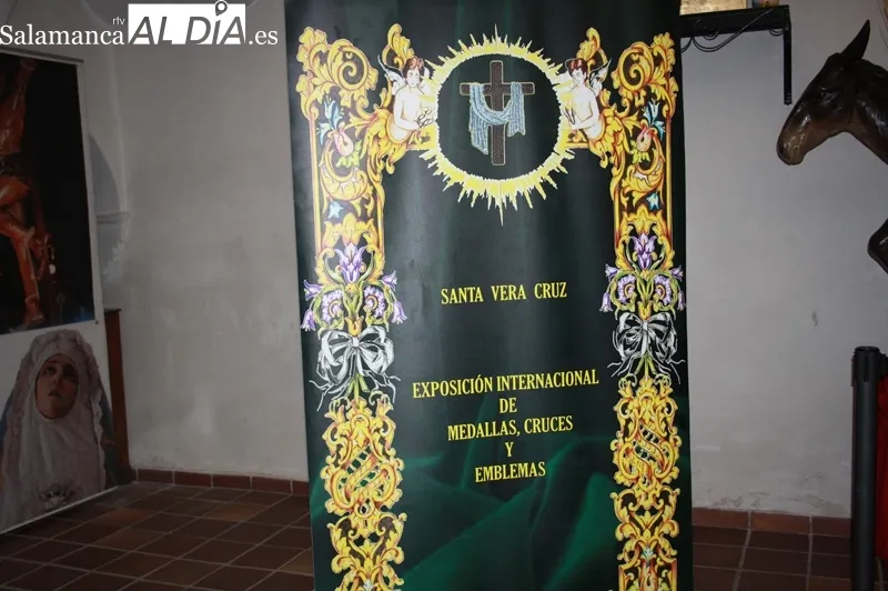 La ermita de San Luis acoge la exposición de medallas y detalles de la Vera Cruz en el mundo del coleccionista Santiago Gallego Álvarez