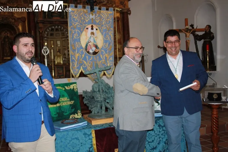 La ermita de San Luis acoge la exposición de medallas y detalles de la Vera Cruz en el mundo del coleccionista Santiago Gallego Álvarez