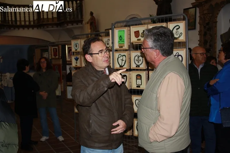La ermita de San Luis acoge la exposición de medallas y detalles de la Vera Cruz en el mundo del coleccionista Santiago Gallego Álvarez
