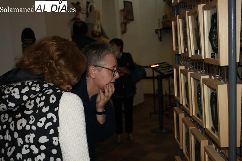 La ermita de San Luis acoge la exposición de medallas y detalles de la Vera Cruz en el mundo del coleccionista Santiago Gallego Álvarez