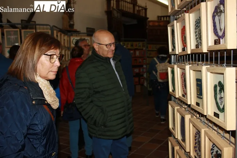 La ermita de San Luis acoge la exposición de medallas y detalles de la Vera Cruz en el mundo del coleccionista Santiago Gallego Álvarez