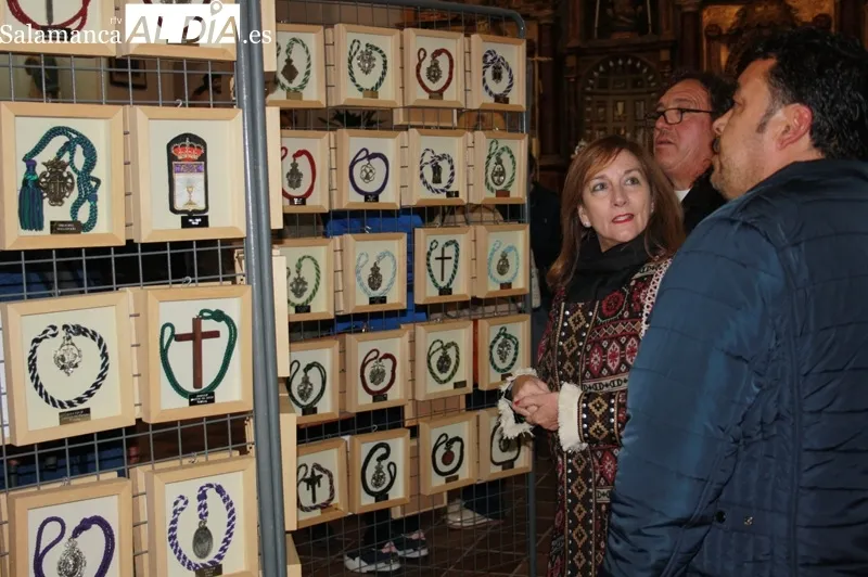 La ermita de San Luis acoge la exposición de medallas y detalles de la Vera Cruz en el mundo del coleccionista Santiago Gallego Álvarez