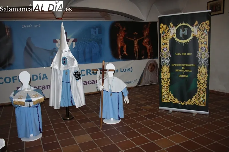 La ermita de San Luis acoge la exposición de medallas y detalles de la Vera Cruz en el mundo del coleccionista Santiago Gallego Álvarez
