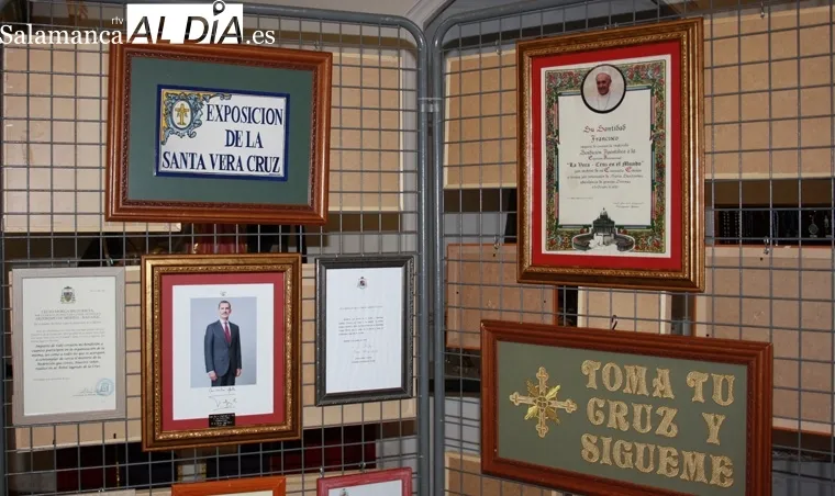 La ermita de San Luis acoge la exposición de medallas y detalles de la Vera Cruz en el mundo del coleccionista Santiago Gallego Álvarez