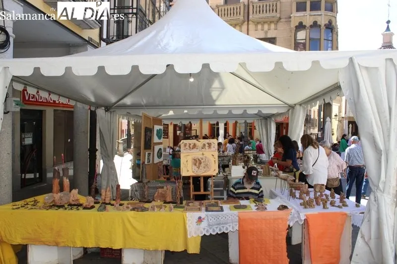 Foto 4 - La Feria del Barro llena de artesan&iacute;a la Plaza Mayor de Alba de Tormes