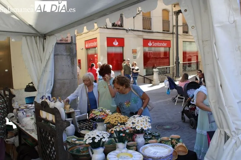 Foto 3 - La Feria del Barro llena de artesan&iacute;a la Plaza Mayor de Alba de Tormes