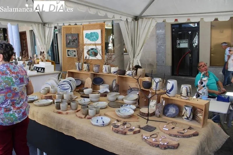 Foto 2 - La Feria del Barro llena de artesan&iacute;a la Plaza Mayor de Alba de Tormes