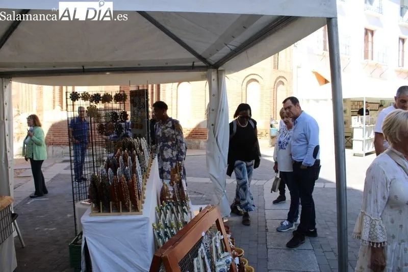 Foto 10 - La Feria del Barro llena de artesan&iacute;a la Plaza Mayor de Alba de Tormes