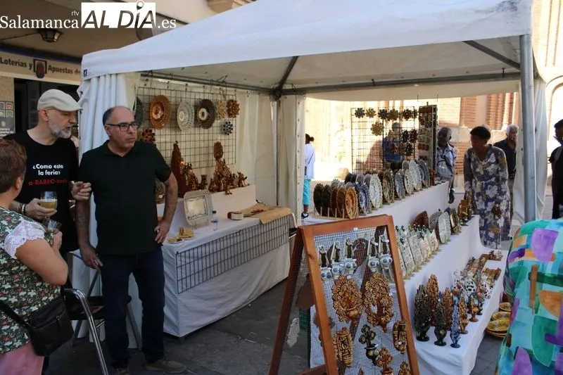Foto 9 - La Feria del Barro llena de artesan&iacute;a la Plaza Mayor de Alba de Tormes