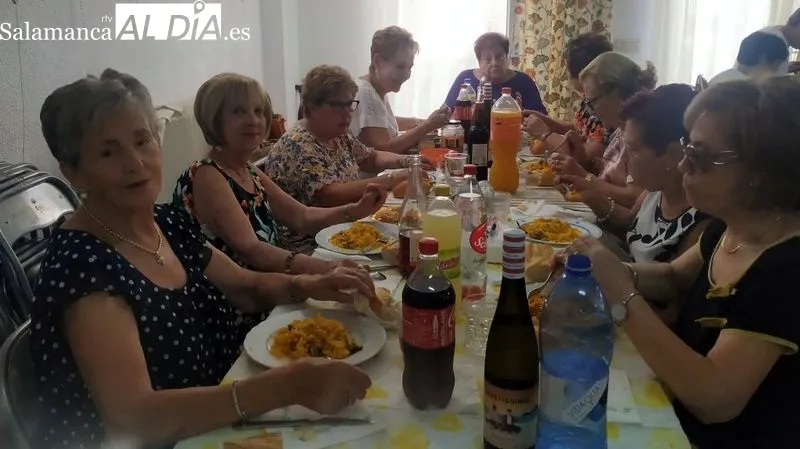 Foto 3 - La asociaci&oacute;n de mujeres 'Villa de Lumbrales' celebra una animada jornada de convivencia
