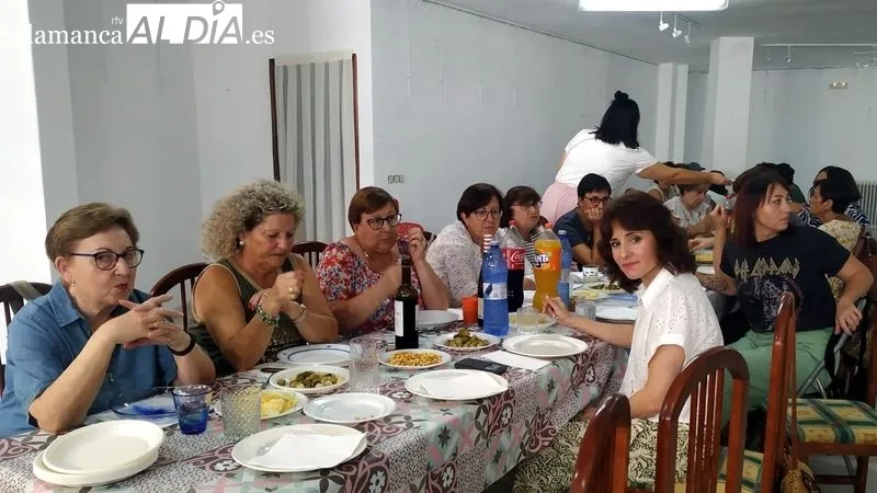 Foto 2 - La asociaci&oacute;n de mujeres 'Villa de Lumbrales' celebra una animada jornada de convivencia
