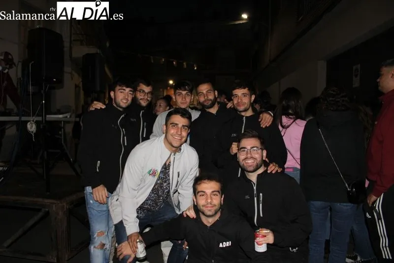 Foto 9 - Mucha m&uacute;sica y diversi&oacute;n en el 'Preencierro' de la Curva Sur