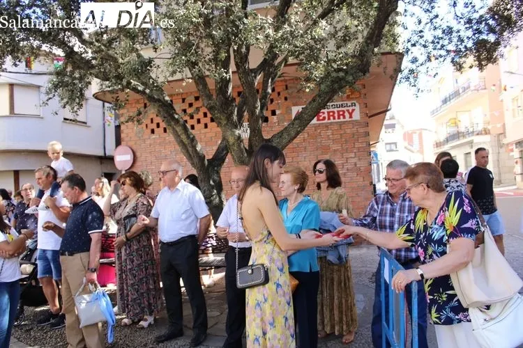 Foto 3 - San Miguel sale a la calle arropado de sus devotos