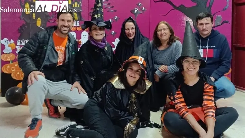Niñas y niños pasaron una divertida tarde de Halloween en el polideportivo municipal