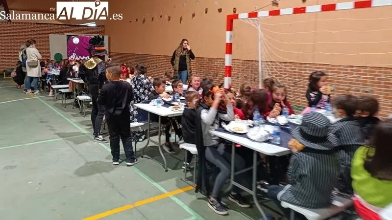 Niñas y niños pasaron una divertida tarde de Halloween en el polideportivo municipal