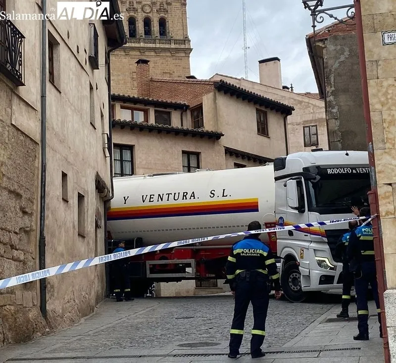 Camión encajado en la calle Tentenecio.