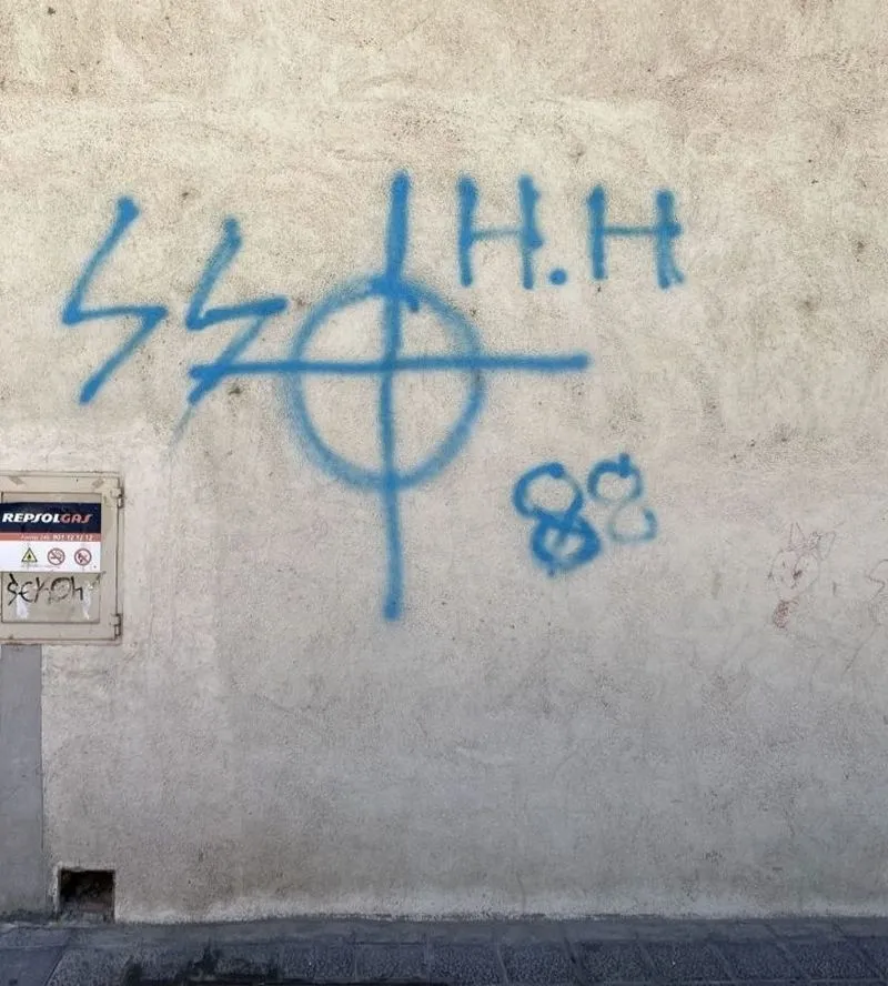 Pintadas nazis en una fachada de la calle Canteras Recias de Villamayor. Fotos: Carlos de Dios
