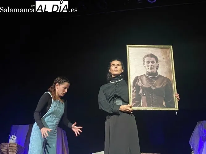 Foto 9 - &lsquo;La Casa por el Tejado&rsquo; llena el Teatro de la Villa de Alba de Tormes
