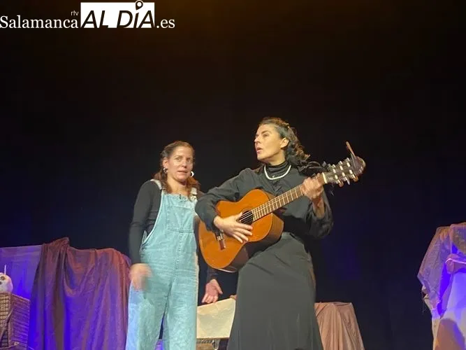 Foto 8 - &lsquo;La Casa por el Tejado&rsquo; llena el Teatro de la Villa de Alba de Tormes