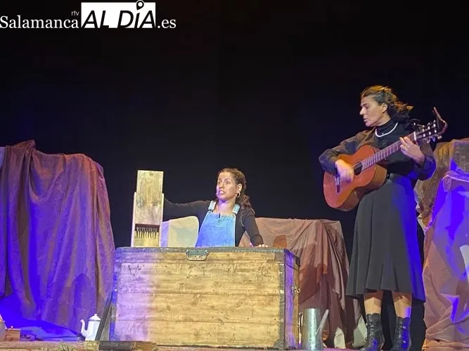 Foto 7 - &lsquo;La Casa por el Tejado&rsquo; llena el Teatro de la Villa de Alba de Tormes
