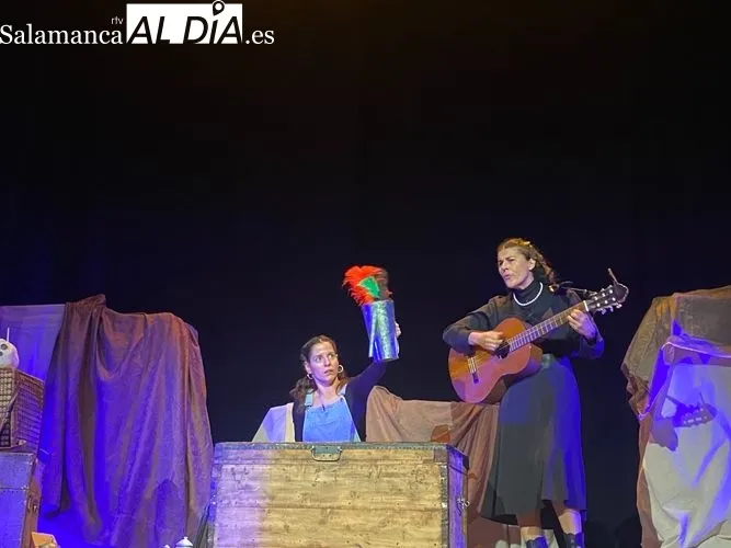 Foto 6 - &lsquo;La Casa por el Tejado&rsquo; llena el Teatro de la Villa de Alba de Tormes