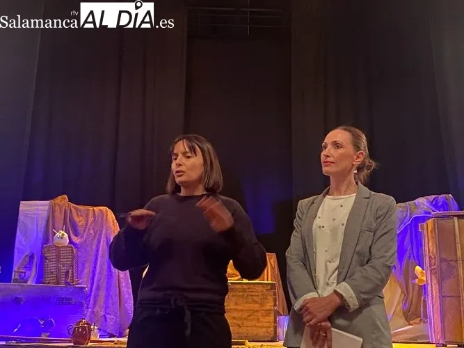 Foto 5 - &lsquo;La Casa por el Tejado&rsquo; llena el Teatro de la Villa de Alba de Tormes