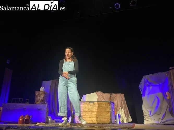Foto 4 - &lsquo;La Casa por el Tejado&rsquo; llena el Teatro de la Villa de Alba de Tormes