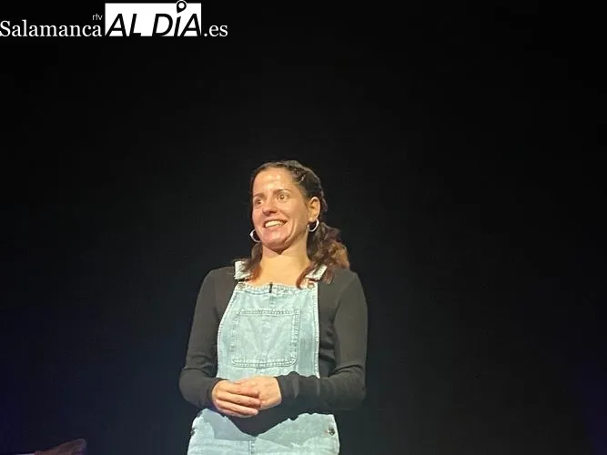 Foto 3 - &lsquo;La Casa por el Tejado&rsquo; llena el Teatro de la Villa de Alba de Tormes