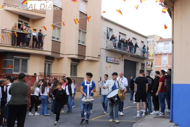 Foto 8 - Ambientazo en las calles para ver el toro del caj&oacute;n