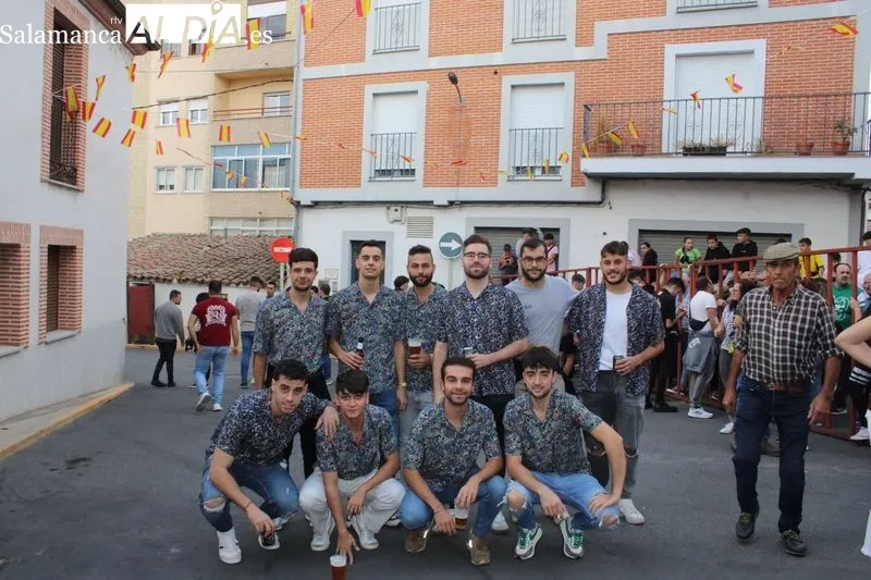 Foto 7 - Ambientazo en las calles para ver el toro del caj&oacute;n