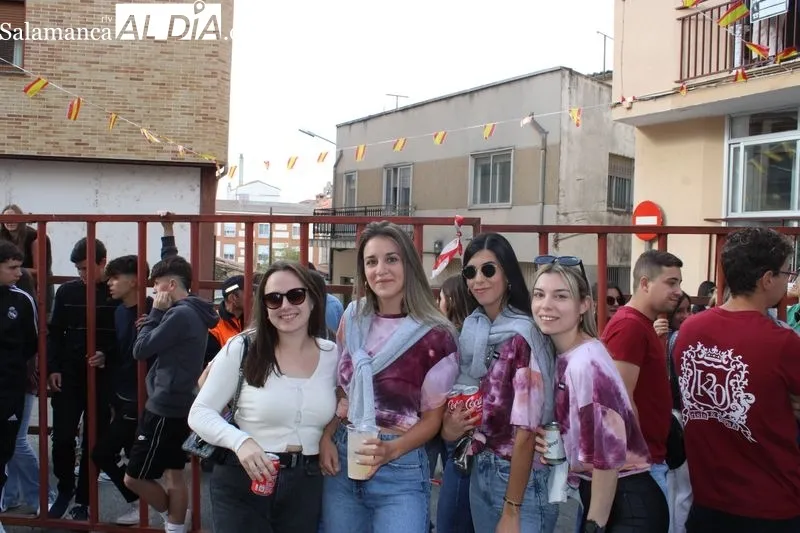 Foto 6 - Ambientazo en las calles para ver el toro del caj&oacute;n